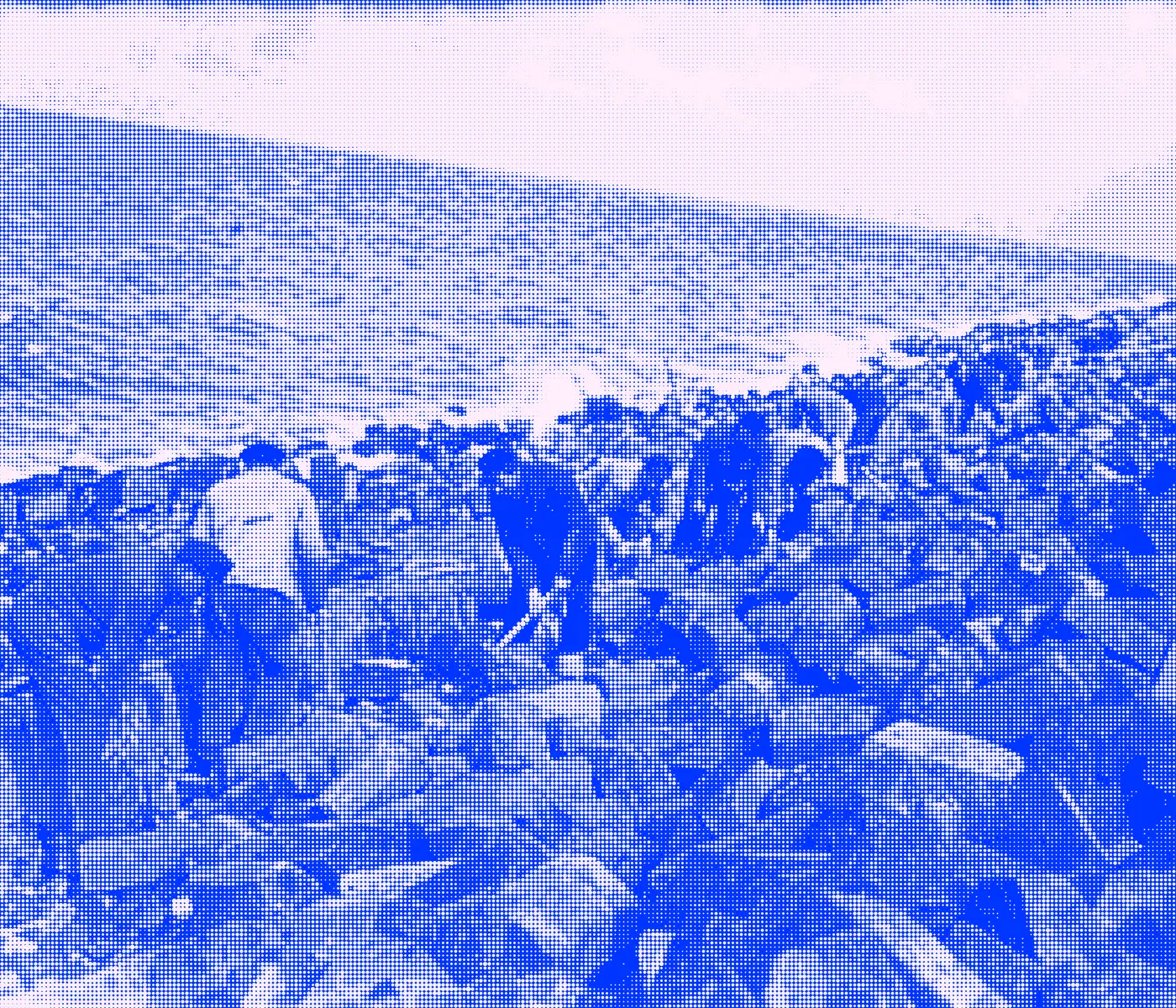 Steenzetters aan het werk op de Afsluitdijk in 1953, met de zee erachter